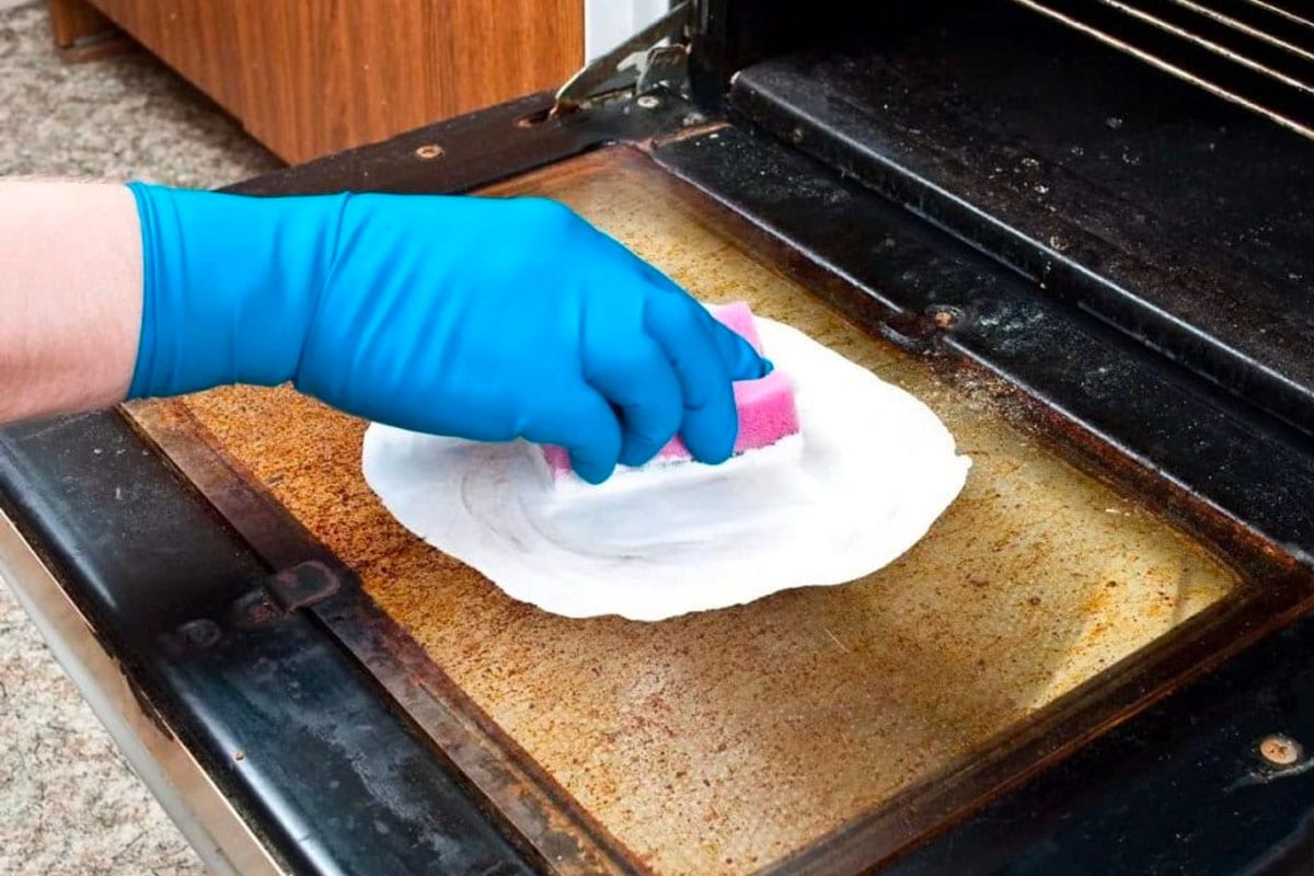 How to Clean the Oven